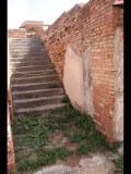 04442 ostia - regio i - insula xiv - terme del bagnino buticosus (i,xiv,8) - raum 2 - treppe - osteite - 09-2023.jpg